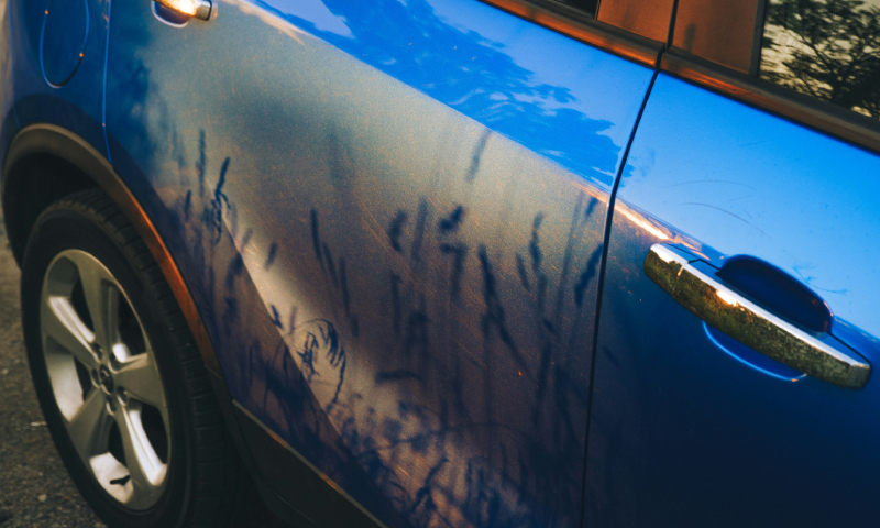 Qué hacer si te rayan el coche con una llave